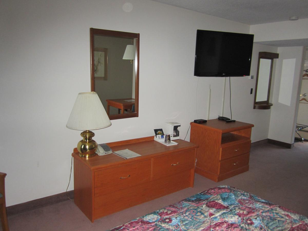 Red Coach Inn 100 Mile House Extérieur photo