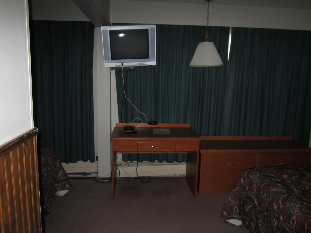 Red Coach Inn 100 Mile House Extérieur photo
