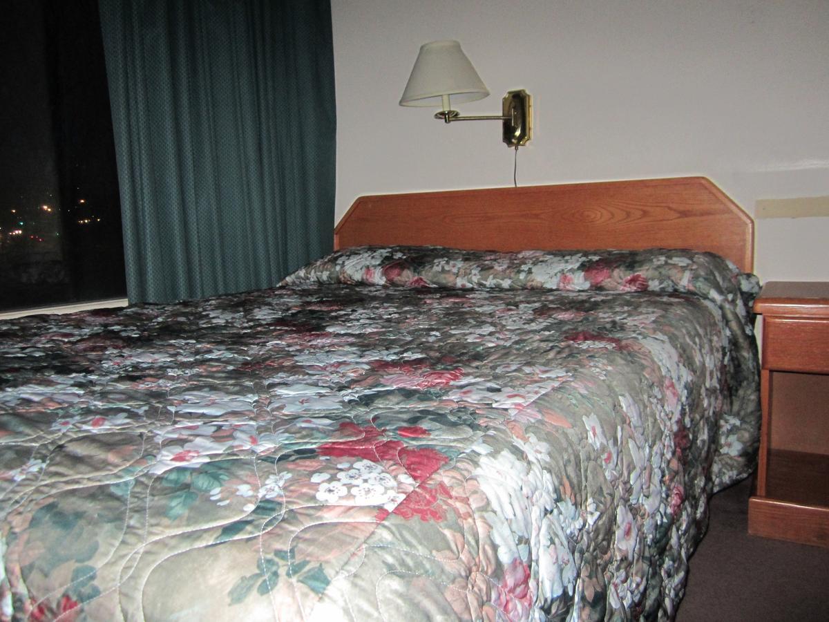 Red Coach Inn 100 Mile House Extérieur photo