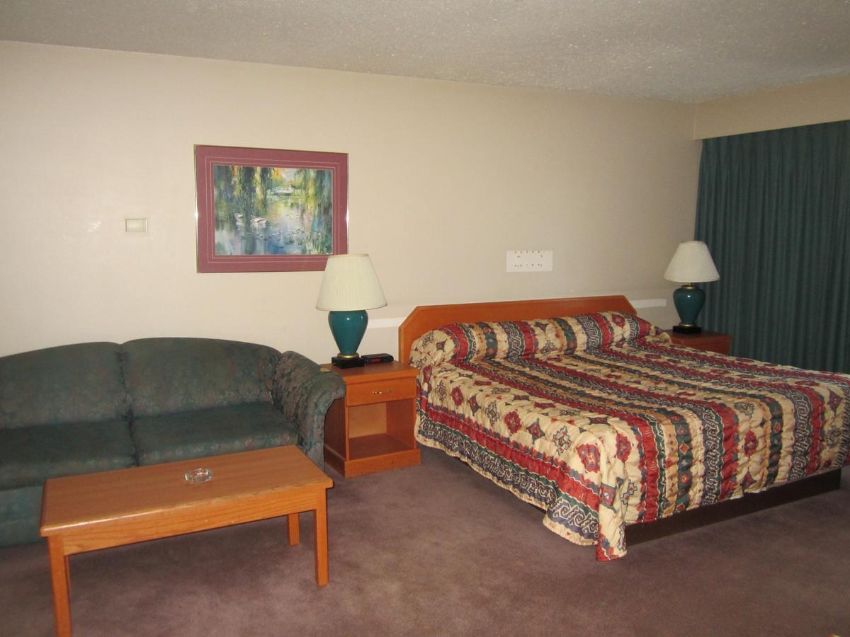 Red Coach Inn 100 Mile House Extérieur photo