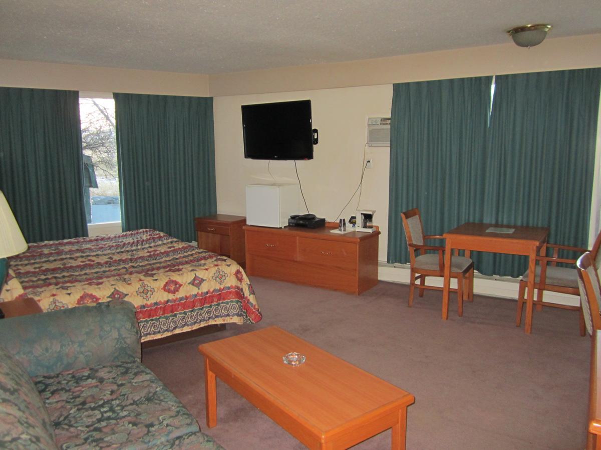 Red Coach Inn 100 Mile House Extérieur photo